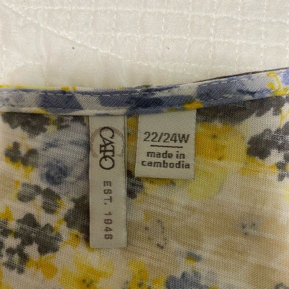 Cato Floral Blouse with Ruffled Sleeves - Picture 2 of 6